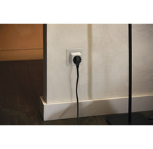 Stopcontactadapter met stekker in een muur