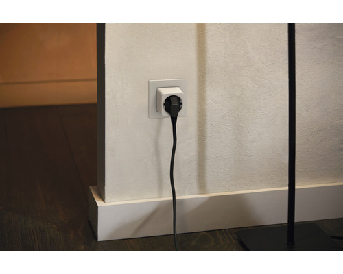 Stopcontactadapter met stekker in een muur