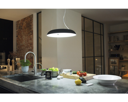 Moderne keuken met spoelbak, kraan, hanglamp en ingrediënten op het aanrecht