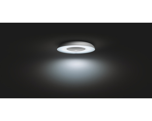 Ronde plafondlamp aan het plafond bevestigd