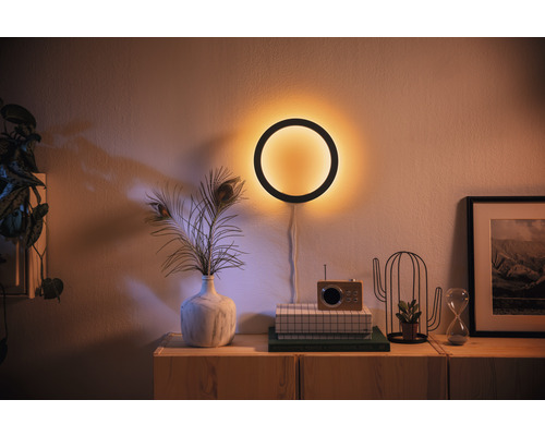 Wandlamp met een cirkelvormig ontwerp in een gezellige woonkamer.
