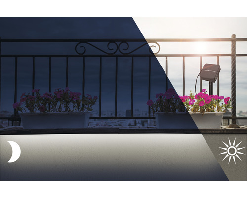 Dag en nacht vergelijking van een zonnelamp op een balkon met bloembak