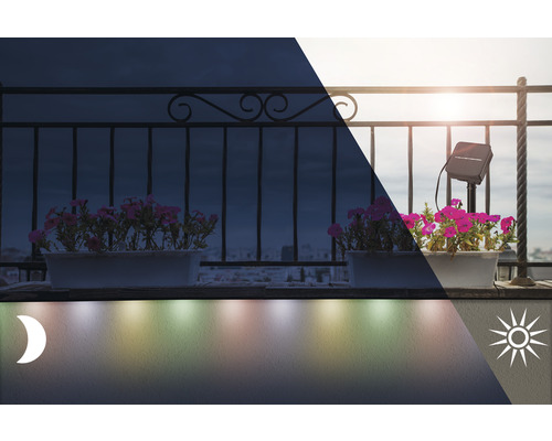 Balkonscène met bloembakken en zonnelampen overdag en ''s nachts