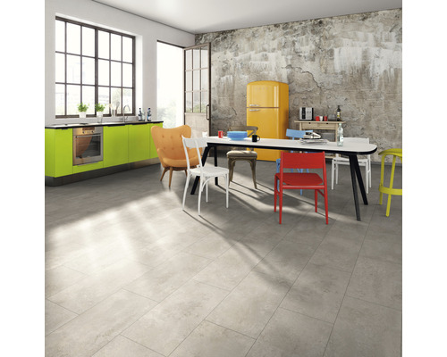 Keuken met eettafel, stoelen en tegelvloer.
