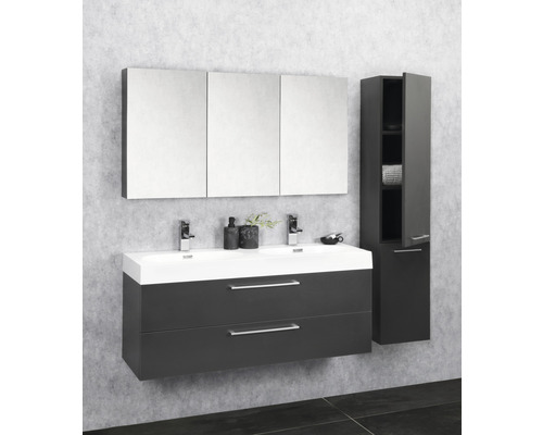 Badkamer met dubbele wastafelonderkast, spiegelkast en hoge kast