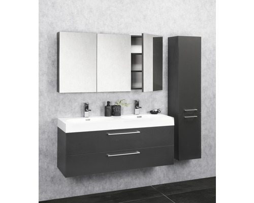 Badkamer met dubbele wastafel, spiegelkast en hoge kast