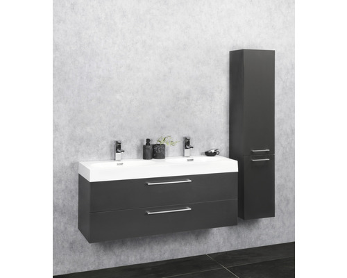 Moderne badkamer met wastafelonderkast en hoge kast