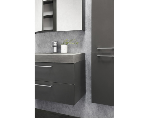 Moderne badkamer met wastafelonderkast, spiegelkast en hoge kast voor een geordende ambiance