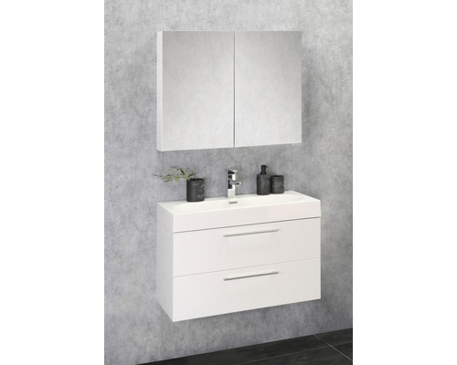 Badkamer met witte wastafelonderkast, opzetwastafel en spiegelkast