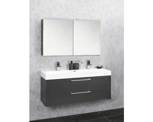 Badkamer met wastafelonderkast, twee lades, twee kranen en spiegelkast