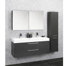 Moderne badkamerset met wastafelonderkast, wastafel, spiegelkast en hoge kast.