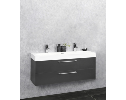 Wastafelmeubel met twee laden, kranen en decoratie