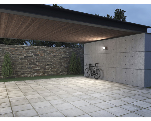 Buitenaanzicht met stenen muur, betonnen muur, fiets en verlichting