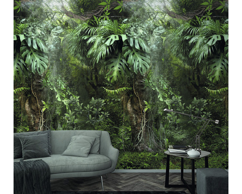Woonkamer met junglebehang, bank en tafellamp