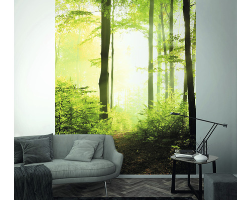 Wanddecoratie met bosmotief in een woonkamer.