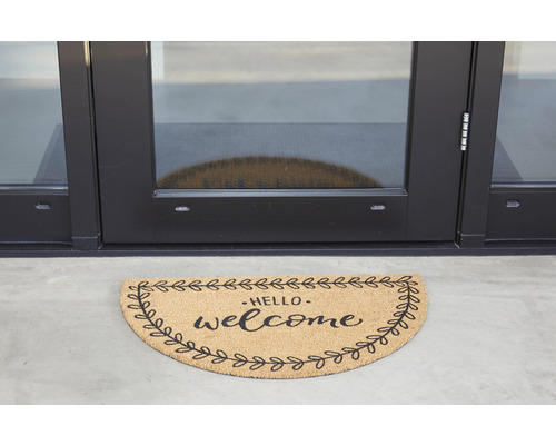 Halfronde deurmat met de tekst ''Hello welcome'' voor een deur.