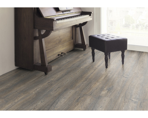 Interieur met laminaatvloer, piano en kruk