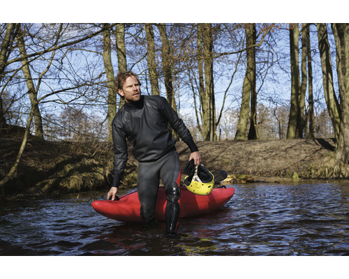 Man met droogpak, kajak en helm in het water