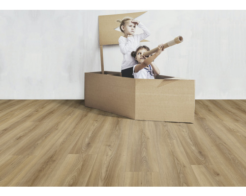 Twee kinderen spelen in een kartonnen doos op een laminaatvloer.