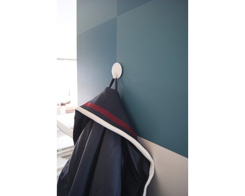 Jas hangt aan een ronde wandhaak.