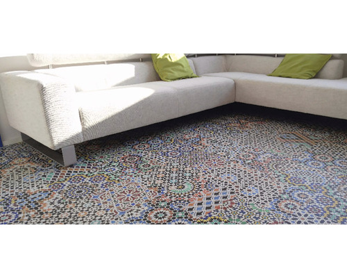 Detailopname van een kamer met een bank en een vloer met tegelpatroon