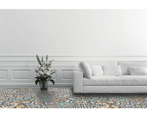 Woonkamer met vloertegels met patroon, een bank en een bloemenvaas