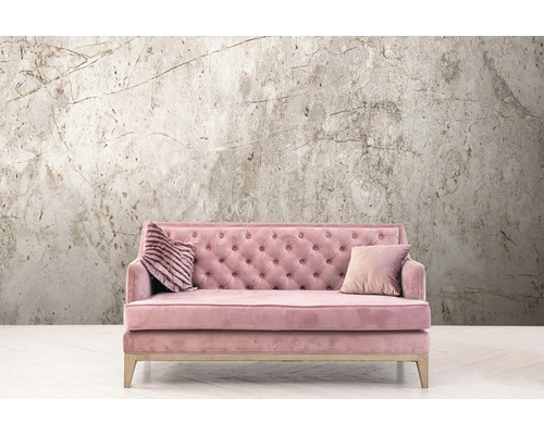 Roze bank met twee kussens voor een wandbehang met marmerpatroon.