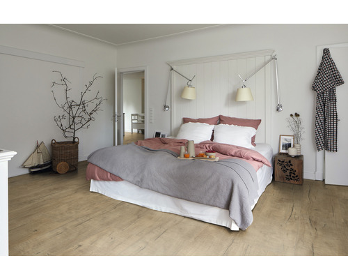 Lichte slaapkamer met tweepersoonsbed, nachtkastje en houten vloer