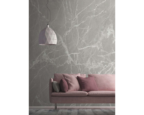 Woonkamer met bank, lamp en behang met marmerpatroon