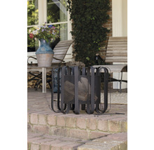 Metalen houtmand met hout op een terras