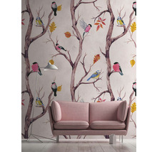 Woonkamer met bank en behang met vogelmotief