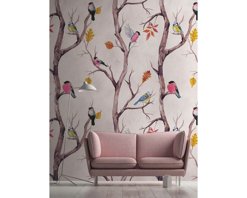 Woonkamer met bank en behang met vogelmotief