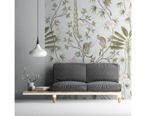 Woonkamer met bank en behang met jungle motieven