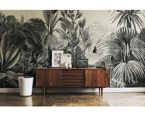Woonkamer met botanisch behangpatroon, houten dressoir en kamerplant in witte pot