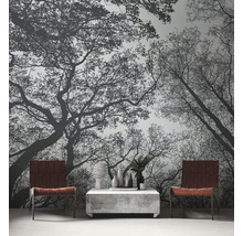Woonkamer met boombehang, tafel en stoelen