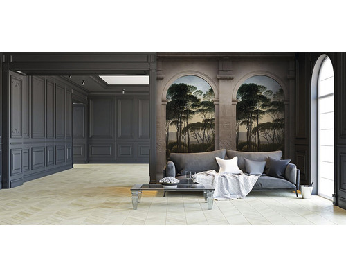 Lichte en ruime inrichting met wandpanelen, bank en muurschildering