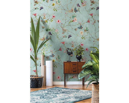 Decoratieve kamer met bloemenbehang, tapijt en houten kast