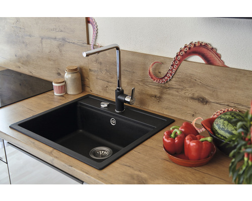 Zwarte spoelbak met kraan op een aanrecht