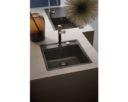 Composiet spoelbak met kraan op een aanrecht