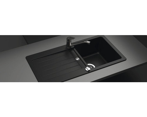 Zwarte gootsteen met afdruiprek en kraan