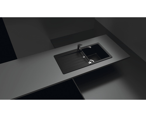 Spoelbak van composietmateriaal met afdruiprek en kraan op een werkblad