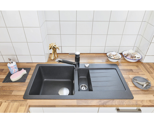 Spoelbak met afdruiprek en kraan op een aanrecht