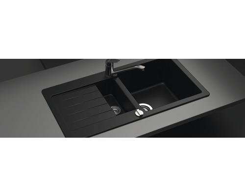 Zwarte spoelbak met afdruiprek en kraan