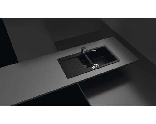 Keukenspoelbak met afdruiprek en kraan op werkblad