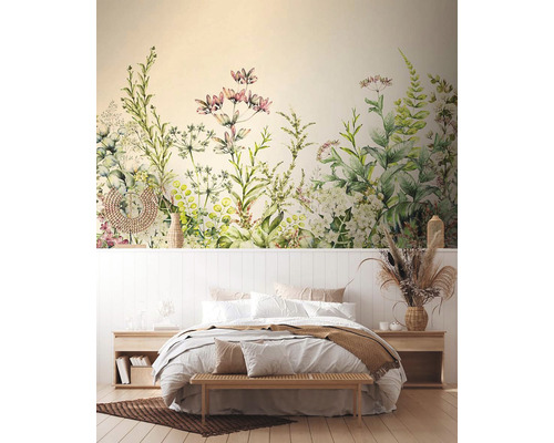 Slaapkamer met muurschildering met plantmotieven boven het hoofdeinde van het bed