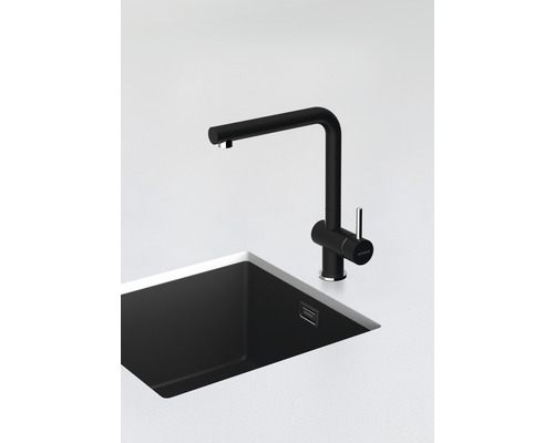 Zwarte keukenkraan met spoelbak