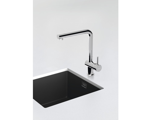 Keukenkraan naast gootsteen