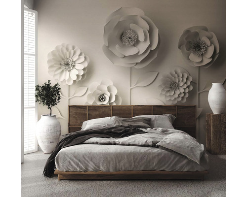 Slaapkamer met bed, bloemenwanddecoratie, planten in vaas en houten meubels
