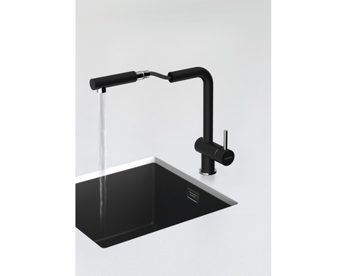 Zwarte keukenkraan met uittrekbare sproeikop boven een gootsteen