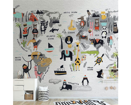 Kinderkamer met wereldkaartbehang en diermotieven op de muur